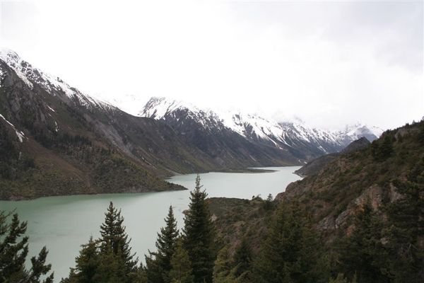 然烏湖旁山景