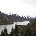 然烏湖旁山景