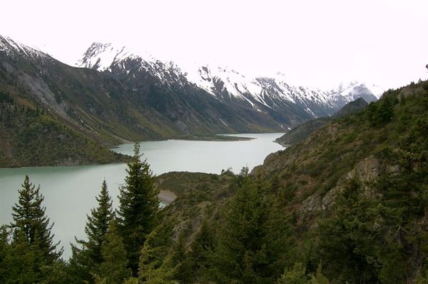 然烏湖旁山景