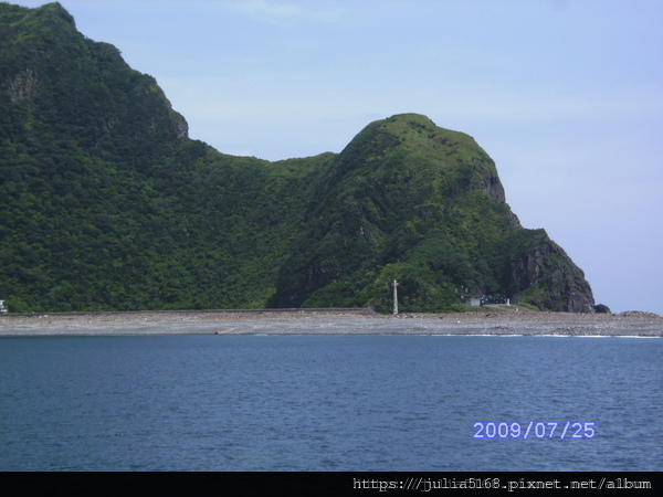 遠看龜山島上的燈塔