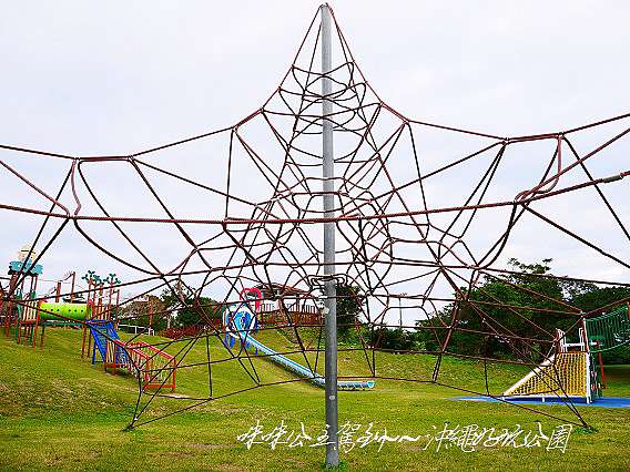 沖繩17最新公園 Gusukurodo Park グスクロード公園 超刺激環繞整圈只靠雙手抓的吊繩流籠 星星形狀環繞360度巨大繩網爬繩 可以看海景的好玩公園