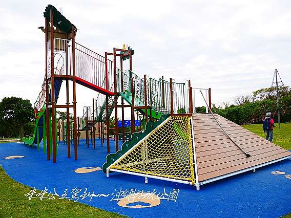 沖繩17最新公園 Gusukurodo Park グスクロード公園 超刺激環繞整圈只靠雙手抓的吊繩流籠 星星形狀環繞360度巨大繩網爬繩 可以看海景的好玩公園