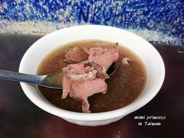 台南美食 文章牛肉湯 安平超人氣排隊牛肉湯 台南人早餐一定要來碗暖心暖胃的牛肉湯 湯鮮肉嫩再搭碗牛肉燥飯就太完美了 內文有完整菜單價目表