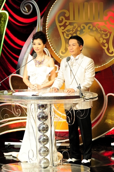 《第23屆傳藝金曲獎》主持人/黃嘉千、許傑輝(圖/台視提供) 《第23屆傳藝金曲獎》主持人/黃嘉千、許傑輝(圖/台視提供)