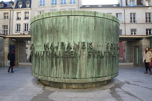 2.12 Paris - Holocaust Museum 2a.jpg