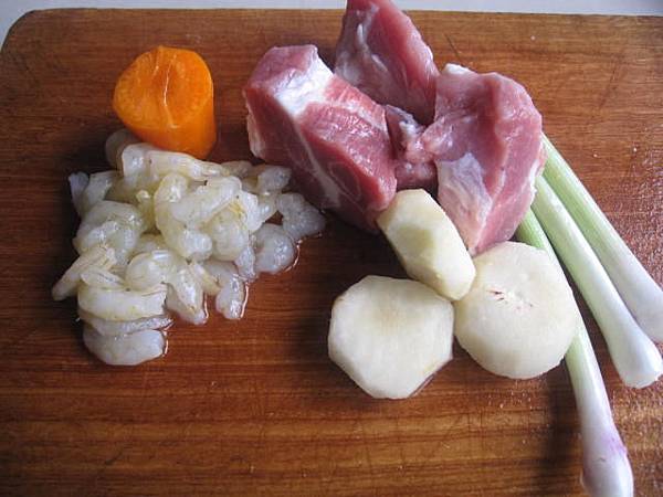 酿海参的馅料：猪肉、虾、马蹄、红萝卜、青葱上段