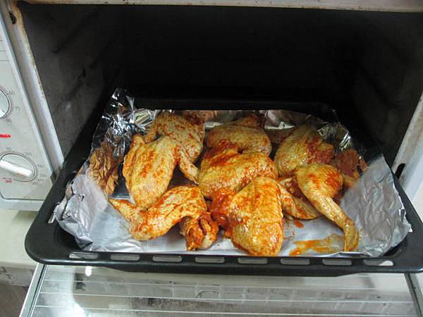 把鸡翅膀摆入烤盘内，放入烤箱内以220度烤15分钟