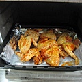 把鸡翅膀摆入烤盘内，放入烤箱内以220度烤15分钟