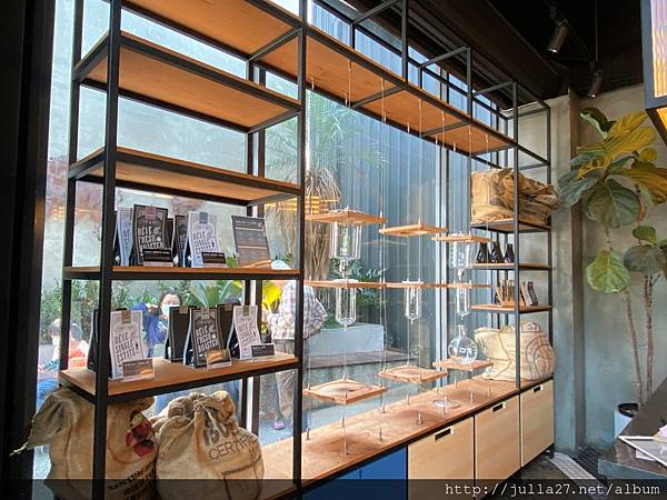 台中咖啡廳｜黑浮咖啡-適合聚餐的人氣咖啡店，餐點好吃、工業風裝潢