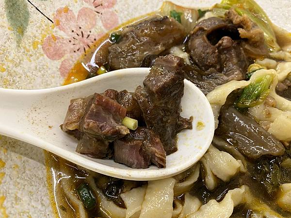 【台中 牛肉麵】尊品原汁牛肉麵，飄香超過50年的紅燒派系半筋