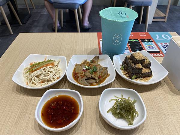 【台中 麵館】墨竹亭｜燃麵本家 台中中港店，特製的燃麵是鎮店