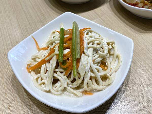 【台中 麵館】墨竹亭｜燃麵本家 台中中港店，特製的燃麵是鎮店