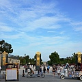杜麗樂花園大門，很多三輪車可搭乘