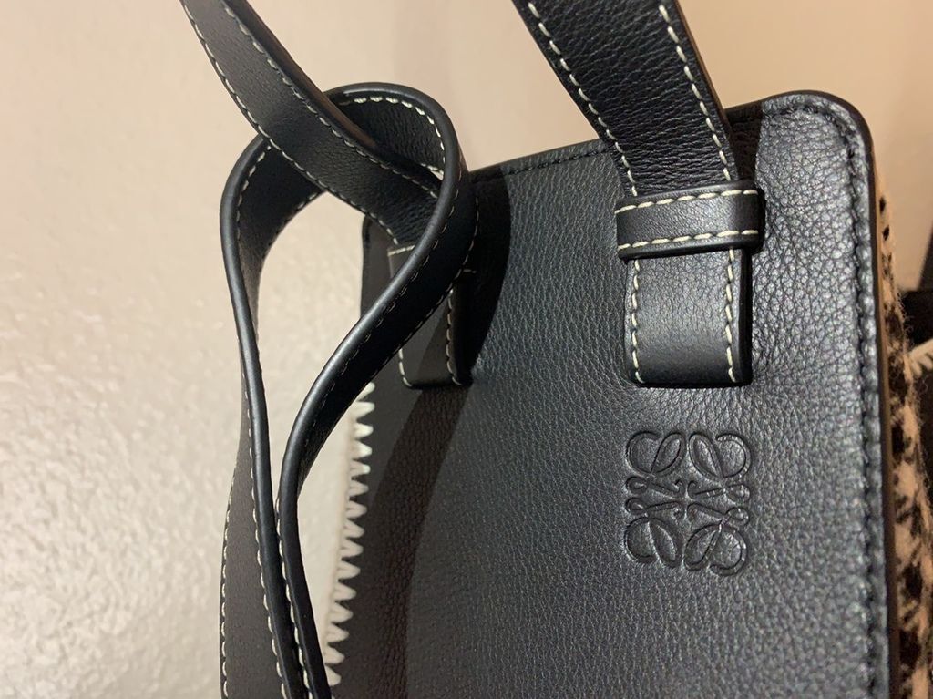 20181217_FWRD_LoeweHammockBag_細節02Logo.jpg