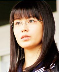 Yuika Motokariya (本假屋唯香) as Yuri Yamamoto (山本有里)