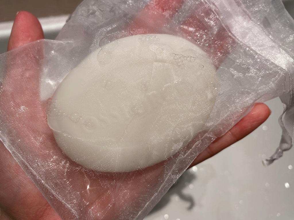將肥皂放在袋內浸濕，輕輕來回搓揉，很容易就起出綿密的泡沫了！
