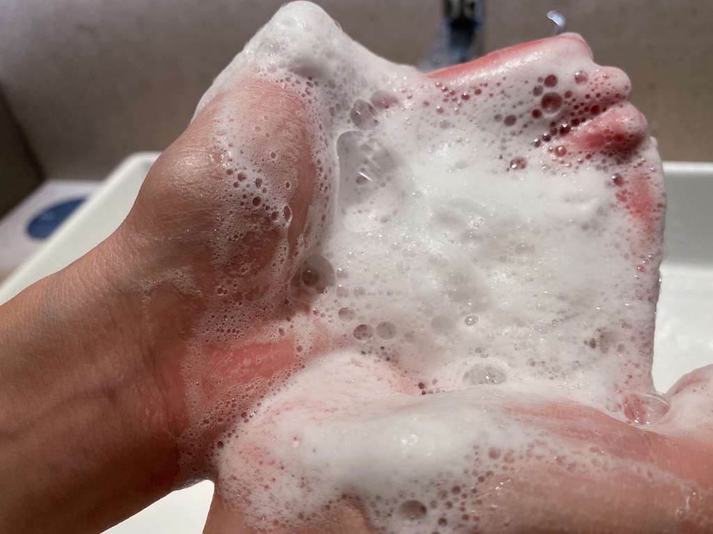 比市面上販售的按壓泡泡瓶洗面乳的泡泡來要更綿密、扎實