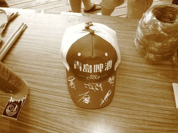 青島鴨舌帽...上面有五月天的簽名