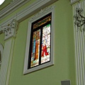 描繪聖經題材的彩繪玻璃窗