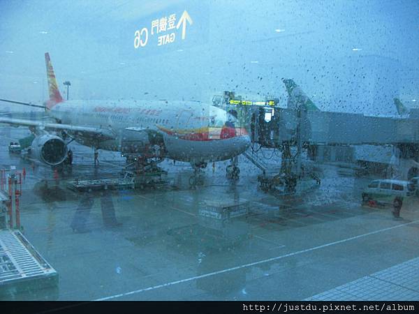 雨中的香港航空班機
