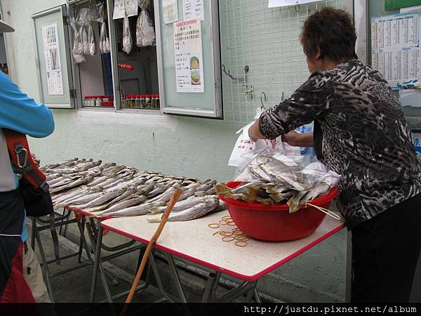 到處都是海產，整個大澳漁村充斥著魚腥味