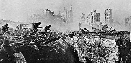 RIAN_archive_44732_Soviet_soldiers_attack_house.jpg