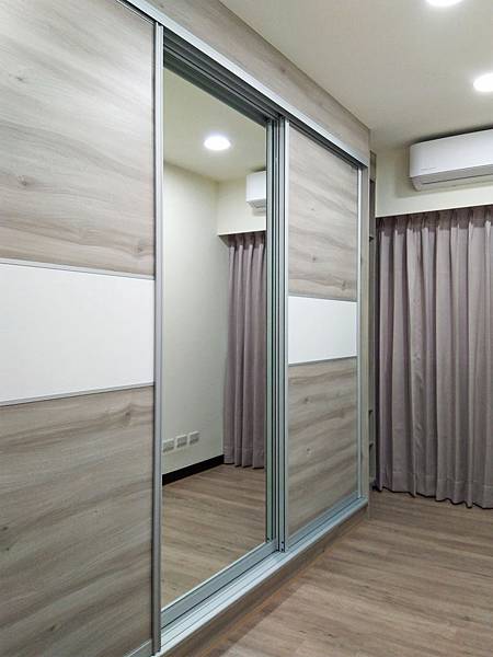 系統櫃工廠訂製推拉門衣櫃～輕巧耐用靜音滑順~將近20年也不變