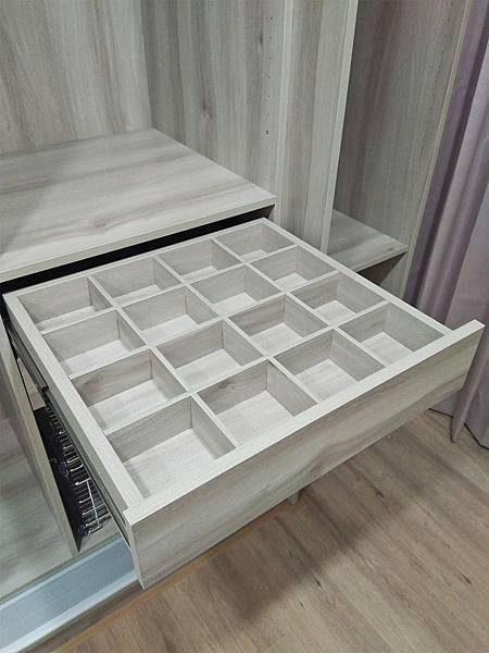 系統櫃工廠訂製推拉門衣櫃～輕巧耐用靜音滑順~將近20年也不變