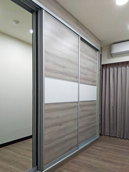 系統櫃工廠訂製推拉門衣櫃～輕巧耐用靜音滑順~將近20年也不變