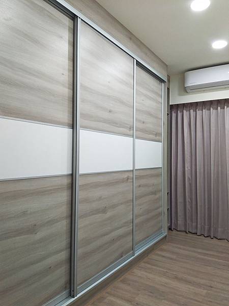 系統櫃工廠訂製推拉門衣櫃～輕巧耐用靜音滑順~將近20年也不變