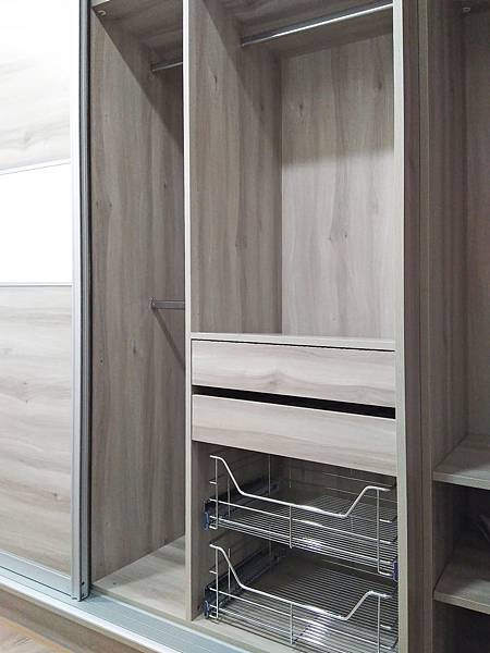 系統櫃工廠訂製推拉門衣櫃～輕巧耐用靜音滑順~將近20年也不變