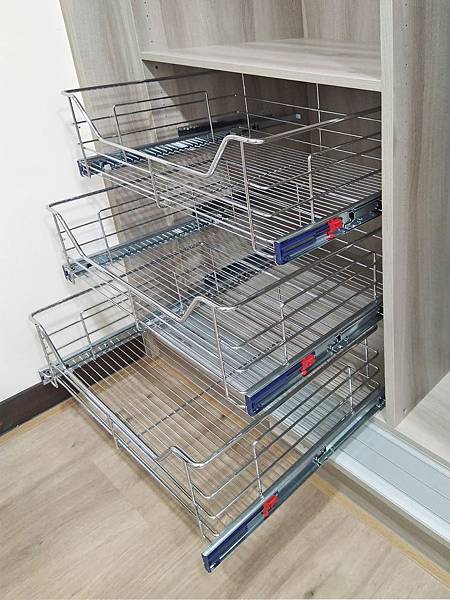 系統櫃工廠訂製推拉門衣櫃～輕巧耐用靜音滑順~將近20年也不變