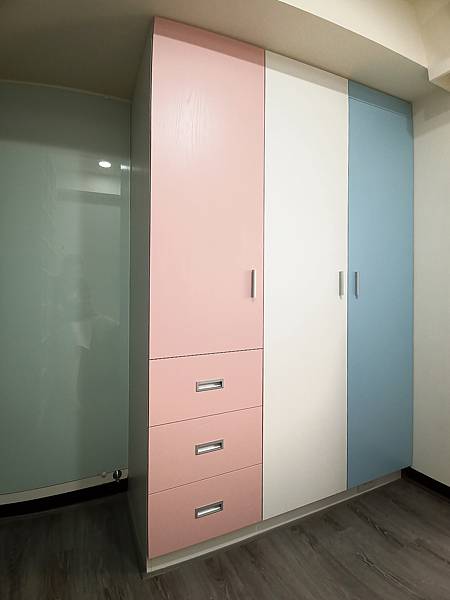 小孩房衣櫃.jpg 小孩房衣櫃.jpg