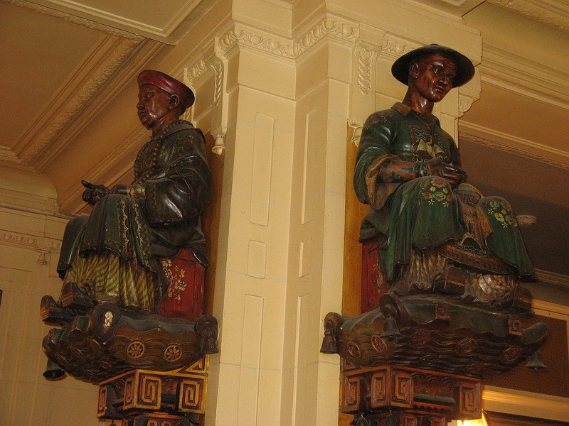 1280px-Statues,_Les_Deux_Magots,_Paris[1]_調整大小.jpg