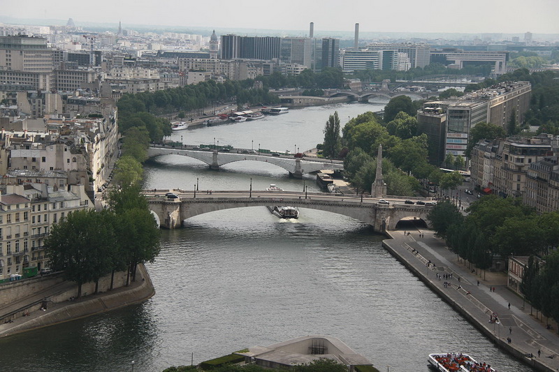 Pont_de_la_Tournelle_and_Pont_de_Sully_from_Notre-Dame_de_Paris_2011[1]_調整大小.jpg