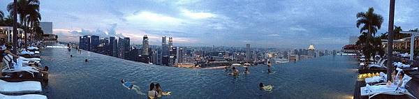 2012-12-30_Marina_Bay_Sands_infinity_pool[1]_調整大小.JPG