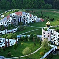 hundertwasser-architektur-umwelt-natur-dorf1.jpg