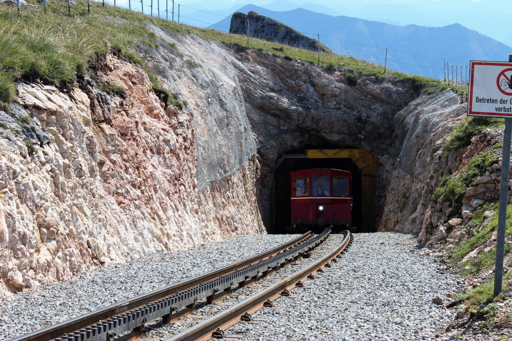 cog-train-coming-through_調整大小.jpg