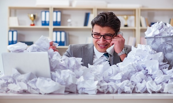 shutterstock_683237530《專題報導》從華航罷工看過勞「非無法撼動的宿命」 中壯年過勞死風險高，這樣保才對！.jpg