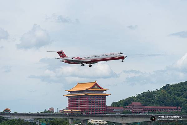 DSC_7198.jpg 正要降落的遠東航空麥道MD-82,拍攝當天有點多雲,拍起來暗暗的