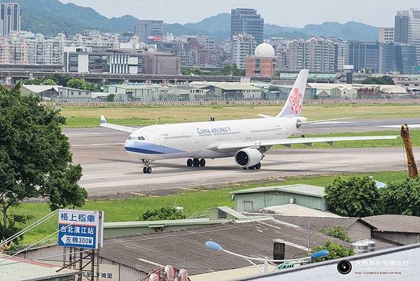 濱江市場頂頭還可以遠距離拍飛機在滑行的過程。