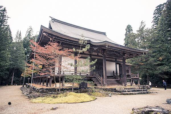 神護寺內五大堂。