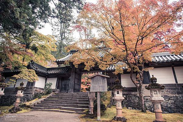  西明寺大門，和神護寺截然不同的感覺，門口的紅葉也相當壯觀。
