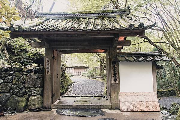 高山寺石水院，在賞楓季期間需加收門票600日圓，但因為下雨就沒有另外付錢進去了。