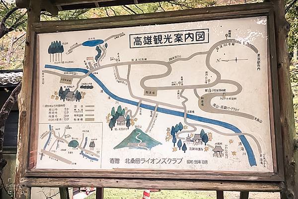 參考高雄觀光案內圖，可發現三寺之間是可以用徒步前往的。