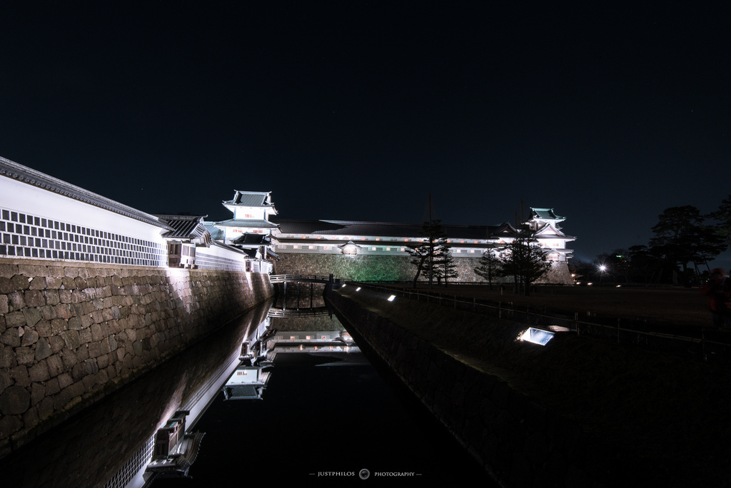 DSC_5095.jpg 夜晚的金澤城在護城河倒影的映照下,呈現一種寂靜的美感。
