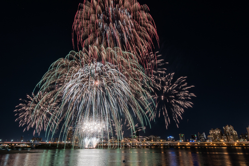 DSC_9288.jpg 大稻埕煙火秀有不少超高空煙火,即便是廣角鏡拍攝還是很容易爆框。