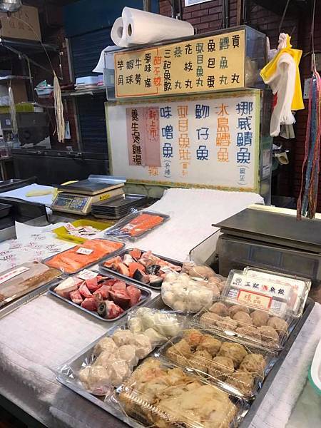 [刁妤燒] 北投石牌黃昏市場＊物美價廉生魚片＊壽司店