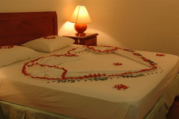 旅館布置的心型床