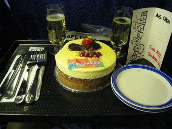 飛往馬列機場的同時 新航貼心提供一份蜜月蛋糕